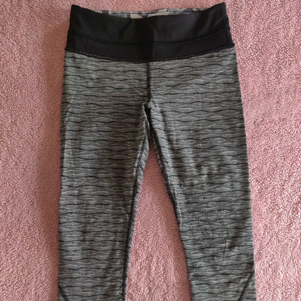 Lululemon Cropped Leggings Yoga Pants Size 4 - Picture 3 of 5